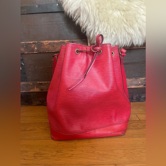 Louis Vuitton Handbags - Vintage Louis Vuitton Noe Epi leather Bucket bag